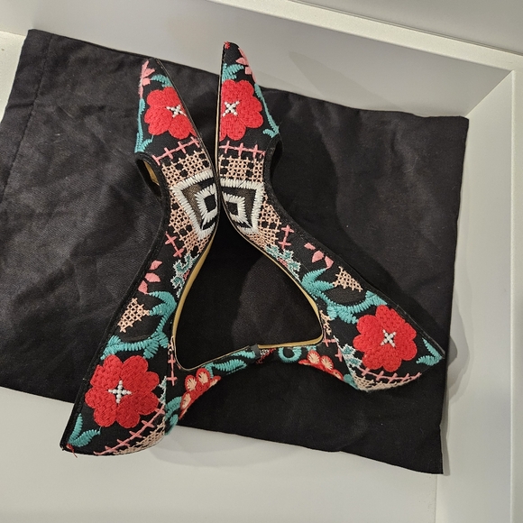 Neiman Marcus Printed Embroidered Accent Pumps Sz 8.5 EUC - Picture 4 of 8
